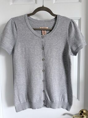 Covington Light Gray Short Sleeve Pearly Button-Front Knit Top Fall Staple 🤍
